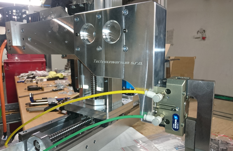 mounting of the triaxial manipulator