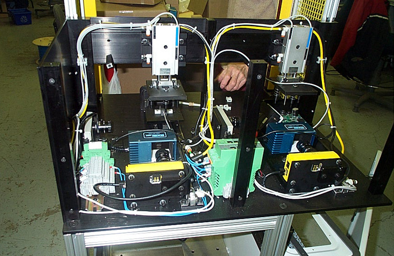 Zariadenie s kamerovou kontrolou na testovanie elektroniky.
