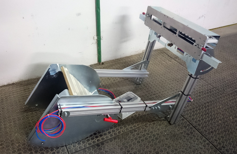 Prípravok s elektrickým posuvom na testovanie robotických MIG zváračiek.